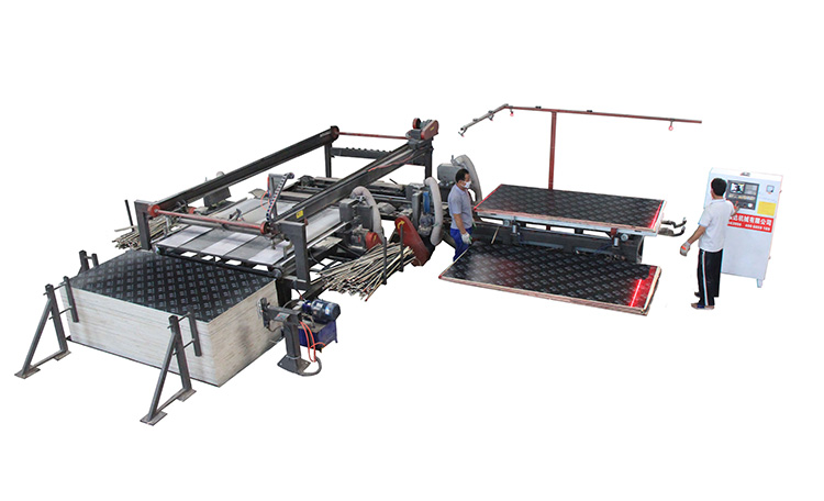 Automatic edge sawing machine for building formwork