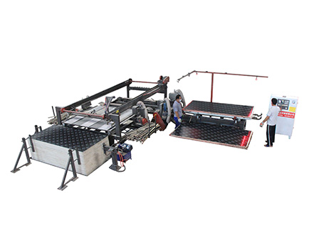 Automatic edge sawing machine for building formwork
