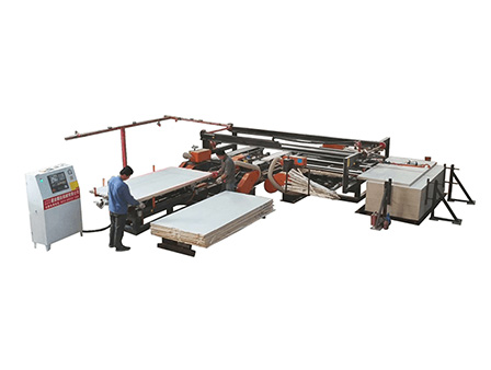 Edge sawing machine with adjustable width and width
