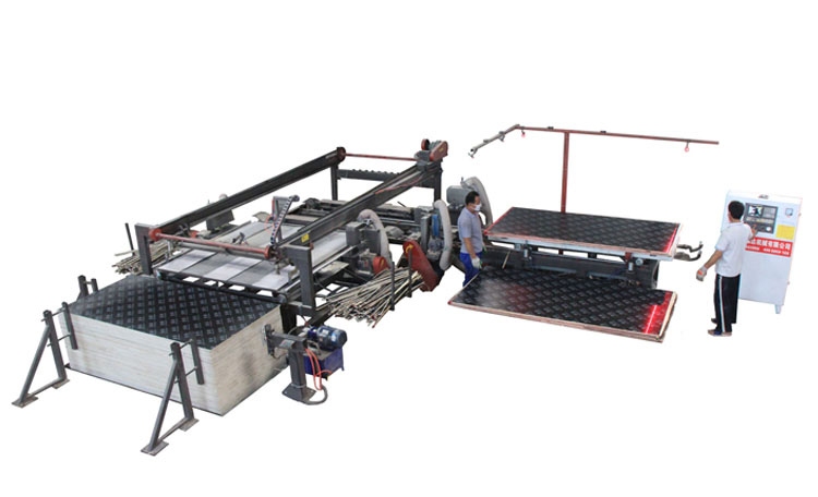 Automatic edge sawing machine for building formwork